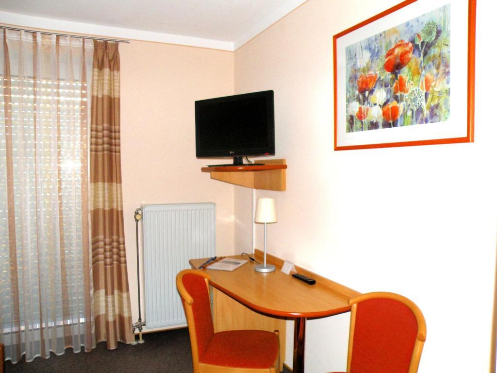 Zum Schwarzen Baeren Hotel Vohenstrauss Phòng bức ảnh